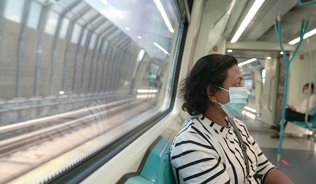 Vrouw forens met gezichtsmasker in trein