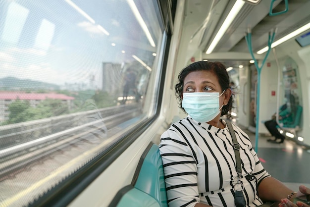 Vrouw forens met gezichtsmasker in trein