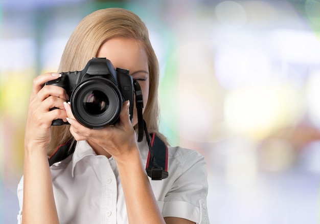 Vrouw-fotograaf maakt foto's, geïsoleerd