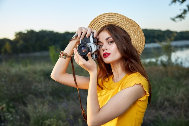 Vrouw fotograaf met camera in handen een momentopname van de natuur frisse lucht levensstijl