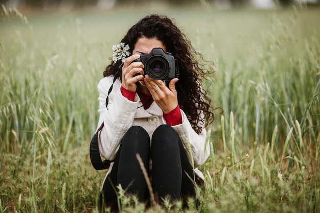 Foto vrouw fotografeert door middel van een camera op het veld