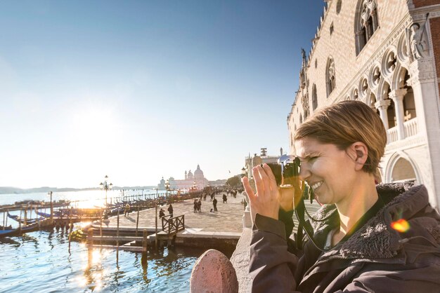 Foto vrouw fotografeert in de stad