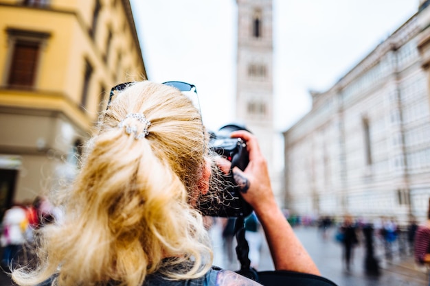 Foto vrouw fotografeert in volle lengte