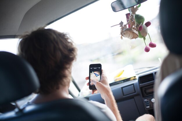 Vrouw fotografeert met een smartphone.