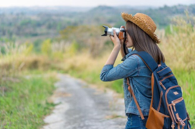 Foto vrouw fotografeert op het veld