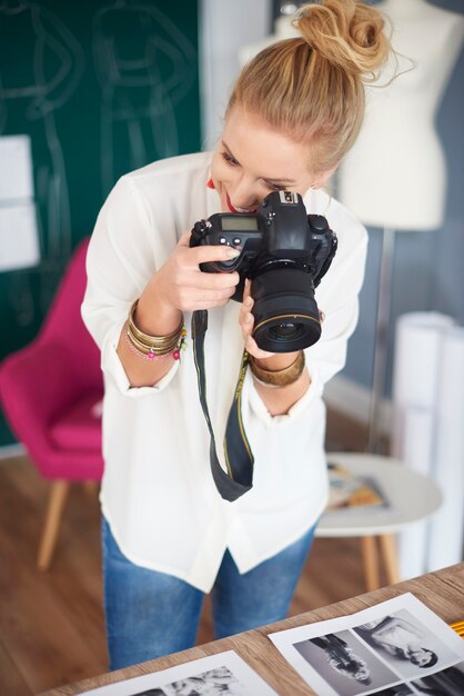 Vrouw fotografeert printprojecten op tafel