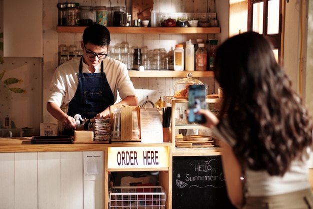 Vrouw Fotograferen Werkende Barista