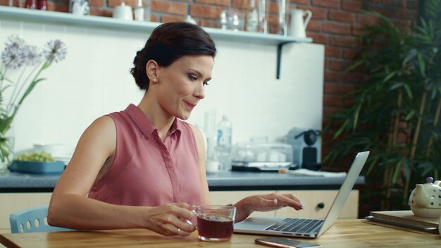 Vrouw freelancer afwerking van het werk op de computer Studentenmeisje krijgt idee thuis