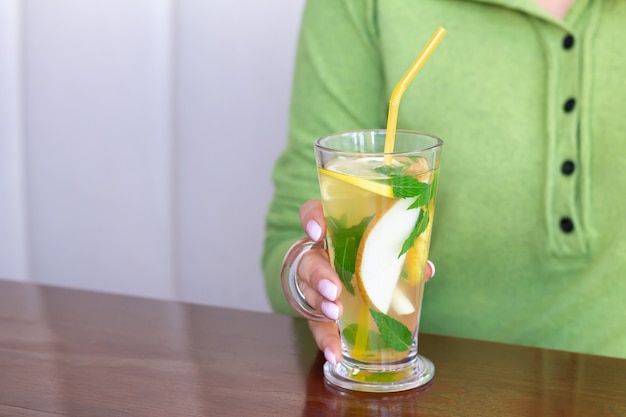 Vrouw fruit thee drinken in café