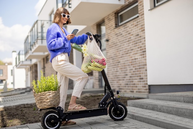 Vrouw gaat naar huis met verse groenten op elektrische scooter