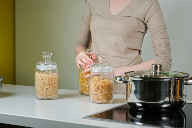 Vrouw gaat pasta koken.