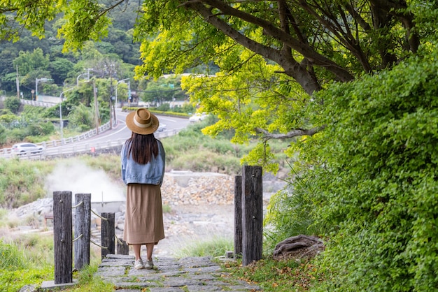 Vrouw gaat reizen in het Sulfur Valley Recreation Area in het Yangmingshan nationale park van Taiwan