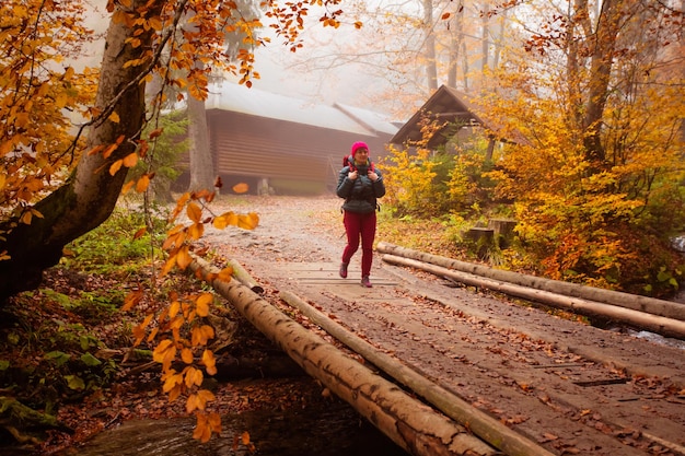 Vrouw gaat tijdens het wandelen over de houten brug