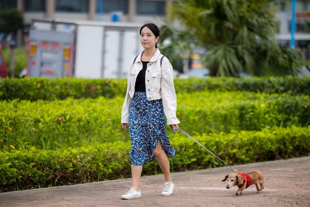 Vrouw gaat uit met haar hond in het park.