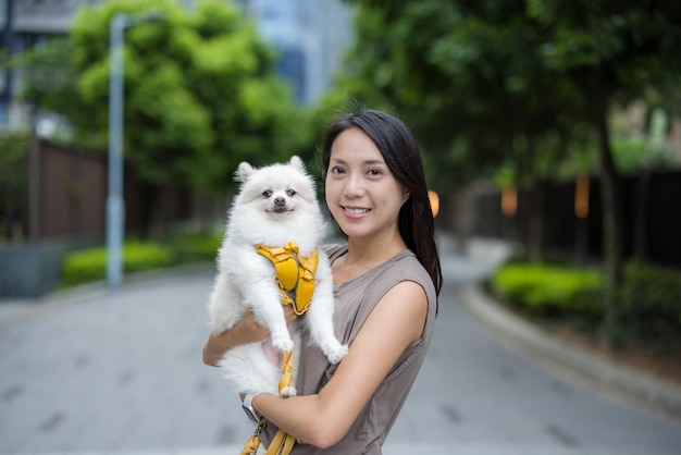 Vrouw gaat uit met haar hond.