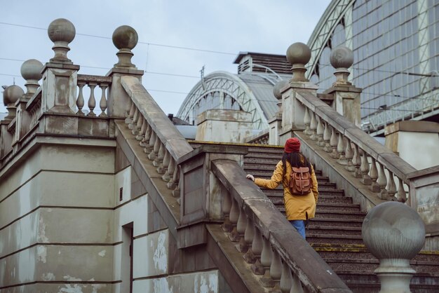 Vrouw gaat via de trap naar het treinstation