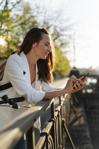 Vrouw gaat werken op de fiets