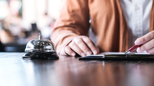 Vrouw gast bij de receptie van hotel inchecken.