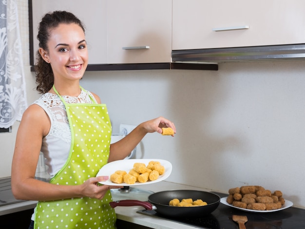 Vrouw gebakken gevulde kroketten