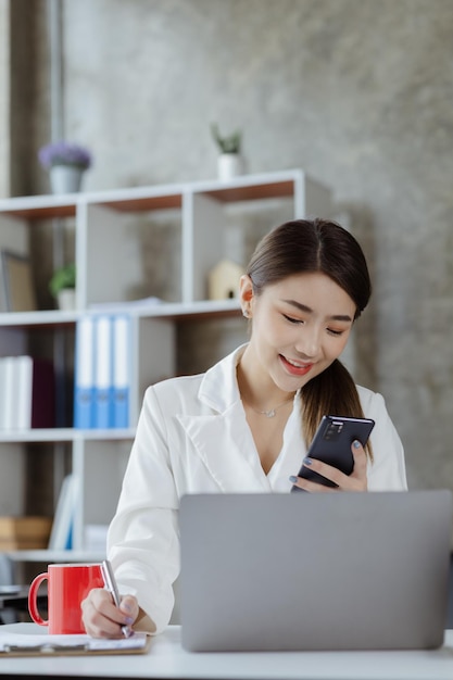 Vrouw gebaren en kijken naar de mobiele telefoon zakenvrouw die de maandelijkse verkoop van het bedrijf controleert en doet alsof ze gelukkig is als de verkoop de geplande doelen haalt volgens het beleid Verkoopbeheerconcept