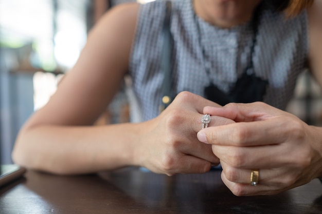 Vrouw gebroken hart met ring, verdrietig voelen, vrouw ongelukkig