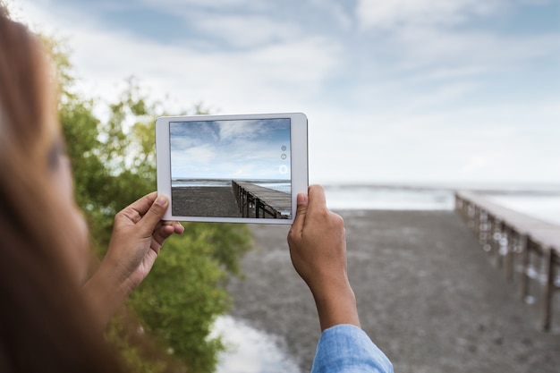 vrouw, gebruik, digitale tablet, boeiend, landscape, foto