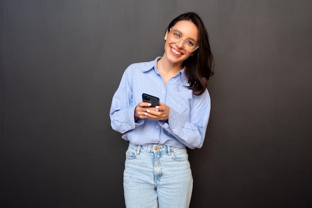 Vrouw gebruik smartphone geïsoleerd op zwart