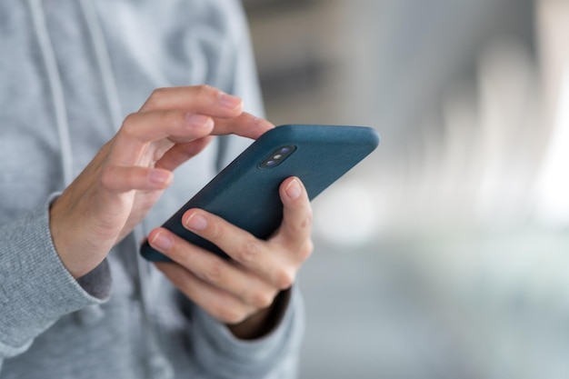 Vrouw gebruik van mobiele telefoon buiten