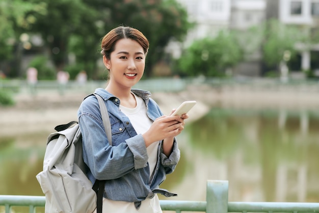 Vrouw gebruik van mobiele telefoon in de stad