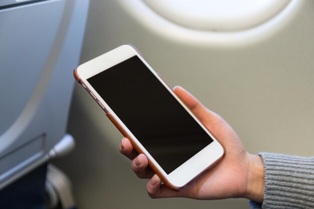 Foto vrouw gebruik van mobiele telefoon in vliegtuig