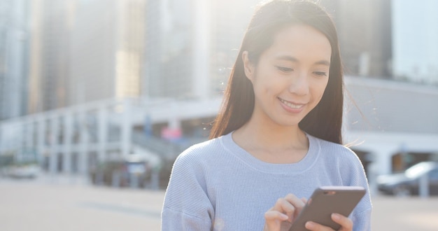 Vrouw gebruik van slimme telefoon in de stad