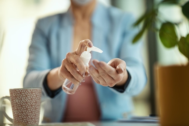 vrouw gebruikt antibacteriële antiseptische gel voor handendesinfectie tijdens coronavirusepidemie