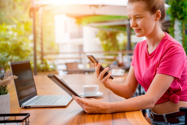 Vrouw gebruikt contactloze betaling via mobiele telefoon met QR-code in een café