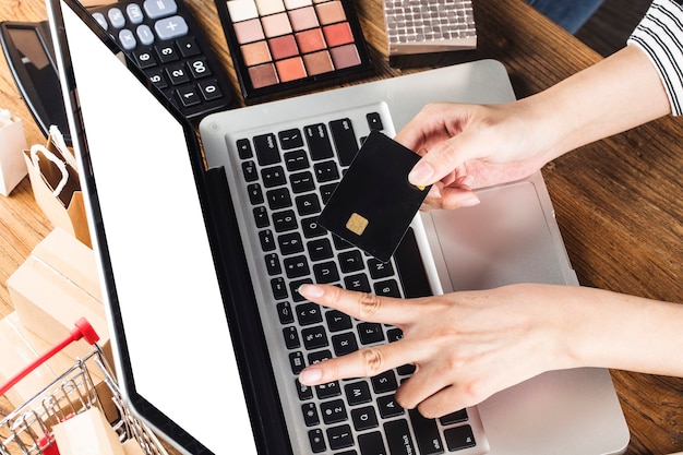 vrouw gebruikt een computer om online te winkelen