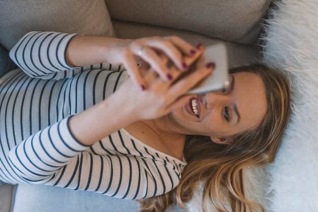 Vrouw gebruikt een smartphone en sms&#39;t