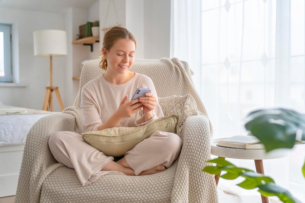 Vrouw gebruikt telefoon