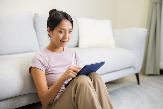 Vrouw gebruikt thuis een tabletcomputer