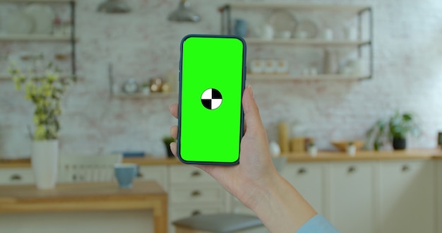 Vrouw gebruikt thuis Green Screen Smartphone