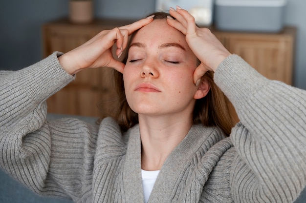 Vrouw geeft zichzelf een scalp massage.