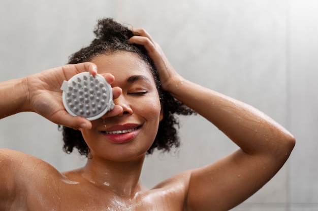 Vrouw geeft zichzelf een scalp massage.