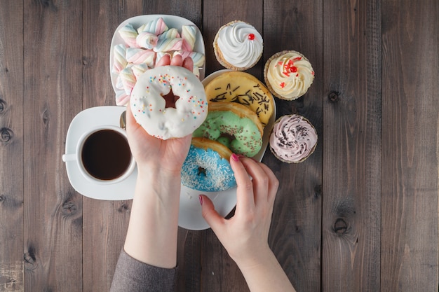 Vrouw geeft zoete donut