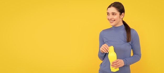 Vrouw geïsoleerd gezicht portret banner met kopie ruimte gelukkige vrouw houdt mineraalwater dorstig jong meisje met sport plastic fles