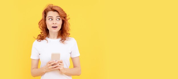 Vrouw geïsoleerd gezicht portret banner met mock up kopie ruimte verrast roodharige vrouw chatten