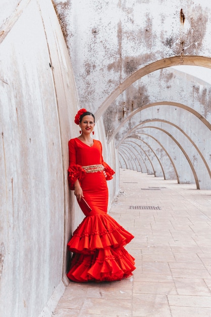 Vrouw gekleed in rode dansende flamenco in Malaga