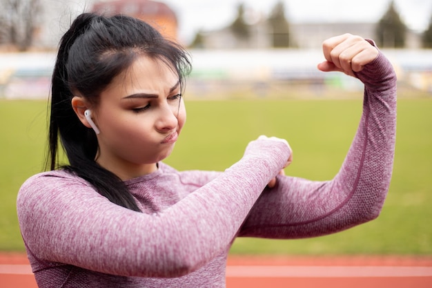 Vrouw gekleed sportpak met haar vet op het lichaam