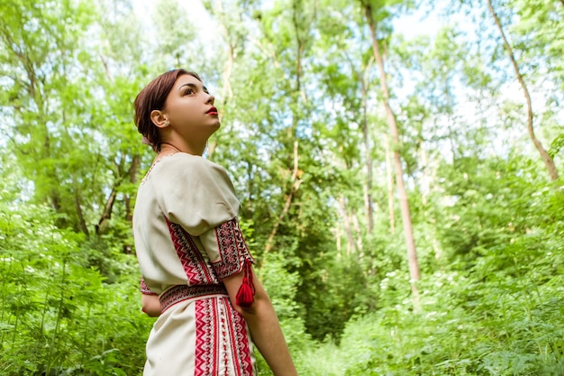 Vrouw gekleed traditioneel modieus Oekraïens borduurwerk vyshyvanka overhemd etnisch kostuum