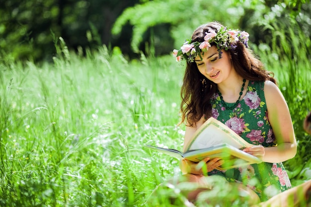 Vrouw gelezen boek over picknick. Groene weide.