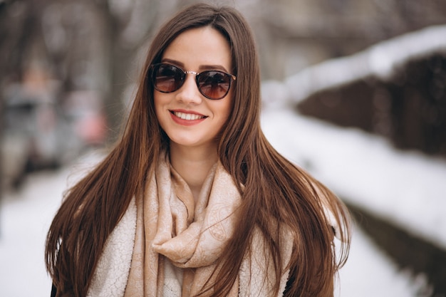 Vrouw gelukkig in de winter