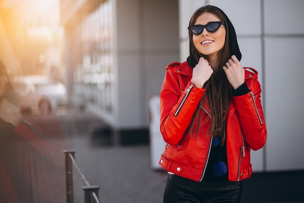 Vrouw gelukkig in het rood