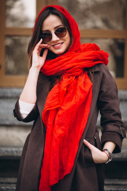 Vrouw gelukkig in rode sjaal in de winter buiten